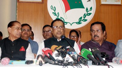 আওয়ামী লীগের কেন্দ্রীয় কার্যালয়ে এক যৌথসভা শেষে সাংবাদিকদের সঙ্গে কথা বলেন ওবায়দুল কাদের (ছবি: ফোকাস বাংলা)