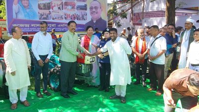 কৃষকদের মাঝে উন্নতমানের কৃষি যন্ত্রপাতি বিতরণ করছেন  বীর বাহাদুর উশৈসিং