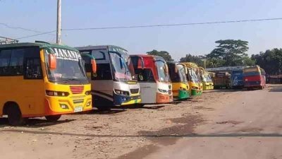 টার্মিনালে দাঁড়িয়ে আছে বাস