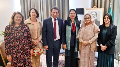 যুক্তরাজ্যের বাংলাদেশ বিষয়ক সর্বদলীয় সংসদীয় দলের সদস্যরা (এপিপিজি)  প্রধানমন্ত্রী শেখ হাসিনার সঙ্গে সাক্ষাৎ করেন (ছবি: ফোকাস বাংলা)