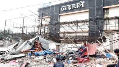 নোয়খালী সুপার মার্কেটের সামনে উচ্ছেদ অভিযান