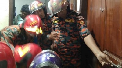 ফায়ার সার্ভিসের একটি উদ্ধারকারী দল শিশুটিকে উদ্ধার করে