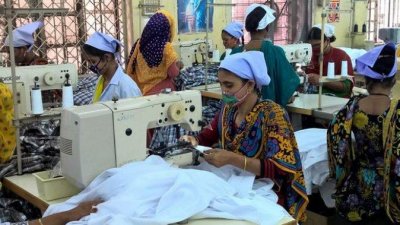 কারখানায় কর্মরত পোশাককর্মী (ফাইল ফটো)