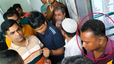 লাল বৃত্তে চিহ্নিত প্রতারক