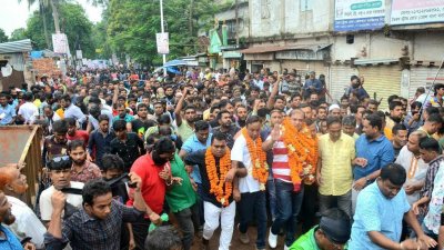 কারামুক্ত নেতাদের ফুলেল সংবর্ধনা দেওয়া হয়