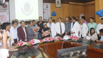 হাসপাতাল থেকে বিদায় নেওয়ার সময় বাবা-মার কোলে দুুই শিশু ওমর ফারুক ও আবু বকর