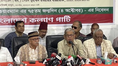খালেদা জিয়ার সুস্থতা কামনায় দোয়া-মাহফিলে বক্তব্য রাখছেন মির্জা ফখরুল ইসলাম আলমগীর