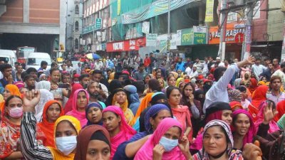 সড়কে অবস্থান নিয়েছে পোশাক শ্রমিকরা। ছবি: সাজ্জাদ হোসেন