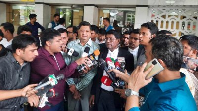 সাংবাদিকদের সঙ্গে কথা বলেন ড. ইউনূসের আইনজীবী ব্যারিস্টার আবদুল্লাহ আল মামুন