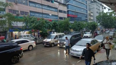 বিকালে সড়কে হেডলাইট জ্বালিয়ে চলাচল করে গাড়িগুলো। ছবি: সাজ্জাদ হোসেন