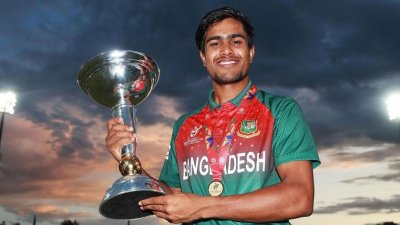 যুব বিশ্বকাপের ট্রফি হাতে আকবর আলী।