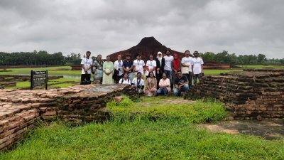 বৃহস্পতিবার ভলান্টিয়ার দলটি নওগাঁর পাহাড়পুর বৌদ্ধ বিহারে পৌঁছে