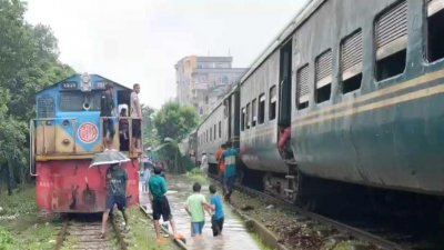 আটকে পড়া ট্রেনের কোলাজ ছবি