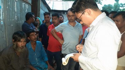 আসামিদের সাজা দিচ্ছেন ভ্রাম্যমাণ আদালত