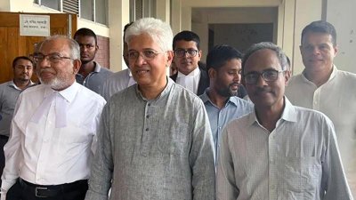 আদালত চত্বরে আদিলুর রহমান খান ও  এ এস এম নাসির উদ্দিন এলান (ফাইল ছবি)