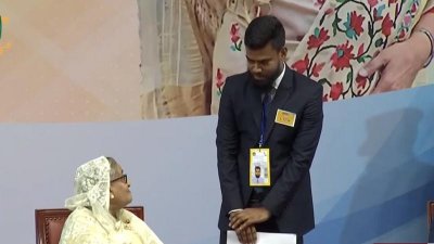 প্রধানমন্ত্রীর সঙ্গে কথা বলছেন পিরু মোল্লা