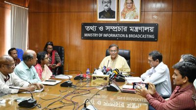 সাংবাদিকদের বিভিন্ন প্রশ্নের জবাব দিচ্ছেন তথ্য ও সম্প্রচারমন্ত্রী হাছান মাহমুদ