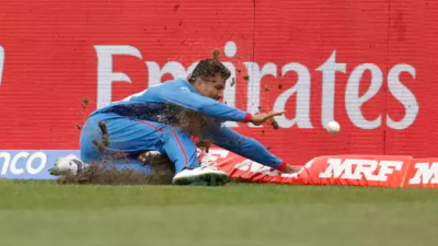 বাউন্ডারি লাইনে পড়ে যান মুজিব উর রহমান।