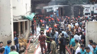 ফায়ার সার্ভিসের ১০টি ইউনিট আগুন নিয়ন্ত্রণে আনতে সক্ষম হয়। ছবি: নাসিরুল ইসলাম