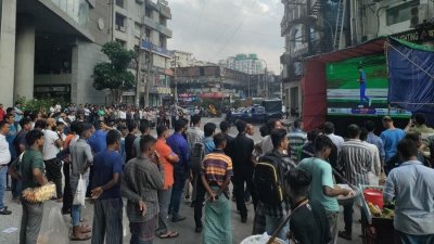 গুলশান ২ নগর ভবনের সামনে বড় পর্দায় খেলা দেখছেন সাধারণ মানুষ