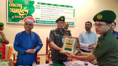 সমাবেশ শেষে ভালো কাজের স্বীকৃতিস্বরূপ আনসার ও ভিডিপি সদস্যদের মাঝে পুরস্কার বিতরণ করা হয়