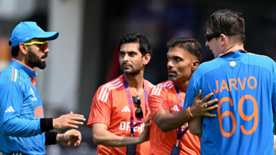 জার্ভোকে মাঠ থেকে বের করে নিয়ে যাচ্ছেন নিরাপত্তা কর্মীরা।