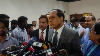 ব্রিফ করছেন সিইসি কাজী হাবিবুল আউয়াল