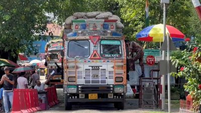 বন্দরে আমদানি করা পেঁয়াজের ট্রাক
