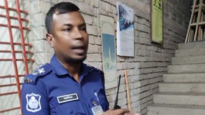 বিনোদপুর পুলিশ ফাঁড়ির উপপরিদর্শক (এসআই) আসিফ আহমেদ