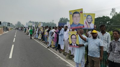 ব্যানার, ফেস্টুন, প্লেকার্ড নিয়ে রাস্তায় অবস্থান নেয় দলীয় নেতাকর্মীরা