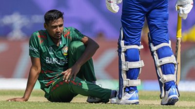 বোলিংয়ের সময় পড়ে গিয়েছিলেন মোস্তাফিজুর রহমানও।