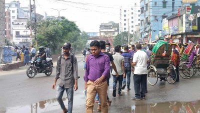 রাজধানীর পথে পথে বিষণ্ন মানুষের মুখ, ছবি: সাজ্জাদ হোসেন