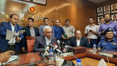 সাংবাদিকদের সঙ্গে কথা বলছেন স্বরাষ্ট্রমন্ত্রী আসাদুজ্জামান খান কামাল