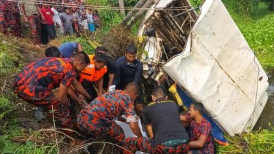 খালে পড়া লেগুনা থেকে যাত্রীদের উদ্ধার করছে ফায়ার সার্ভিস