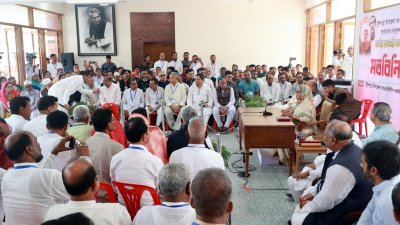 টুঙ্গিপাড়া উপজেলা আওয়ামী লীগসহ স্থানীয় বিশিষ্ট ব্যক্তিদের সঙ্গে মত বিনিময় করেন প্রধানমন্ত্রী শেখ হাসিনা (ছবি: ফোকাস বাংলা)