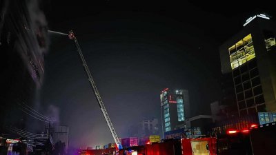 উত্তরায় সাঈদ গ্র্যান্ড সেন্টারে আগুন