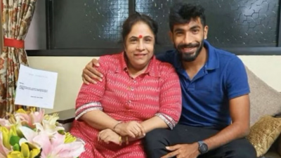 মায়ের সঙ্গে বুমরা।