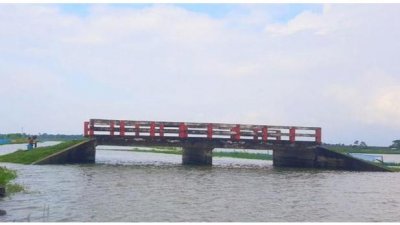 সেতুটির চারপাশে অথই পানি