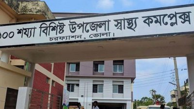 ট্রলারে জলদস্যুদের হামলা, ১১ জেলে আহত, মাছ লুট