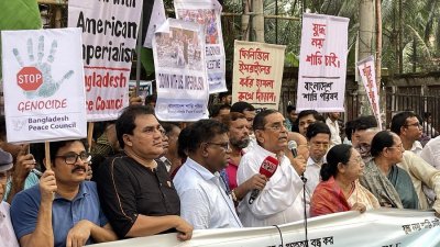 সমাবেশে বক্তৃতা করছেন ওয়ার্কার্স পার্টির সভাপতি রাশেদ খান মেনন