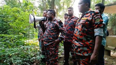 পর্যটকদের খোঁজ করছেন, ফায়ার সার্ভিস কর্মকর্তারা