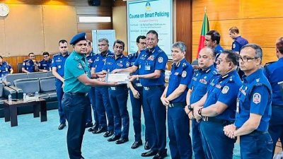 প্রশিক্ষণের সনদ তুলে দিচ্ছেন অতিথিরা