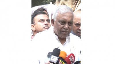 সাংবাদিকদের সঙ্গে কথা বলছেন স্বরাষ্ট্রমন্ত্রী আসাদুজ্জামান খান কামাল