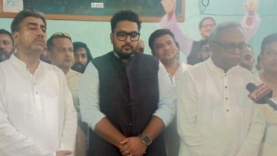 সিনেমা দেখে বেরিয়ে গণমাধ্যমের সঙ্গে কথা বলেন আনোয়ার হোসেন হেলাল