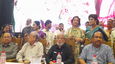 চট্টগ্রাম নগরীর কাজির দেউড়ির ইন্টারন্যাশনাল কনভেনশন সেন্টারে মহানগর জাতীয় পার্টির দ্বি-বার্ষিক সম্মেলনে বক্তব্য রেখেছেন জি এম কাদের