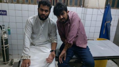 সংঘর্ষে আহতরা হলেন শাখা ছাত্রলীগের সহসভাপতি আল মামুন সিমন ও ছাত্রলীগ কর্মী আশরাফুল আলম