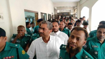 পুলিশ হেফাজতে আদালতে শহীদ উদ্দিন চৌধুরী এ্যানি (ফাইল ছবি)