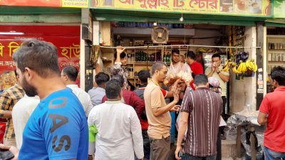 খাবারের দোকানে বিএনপি কর্মীদের ভিড়
