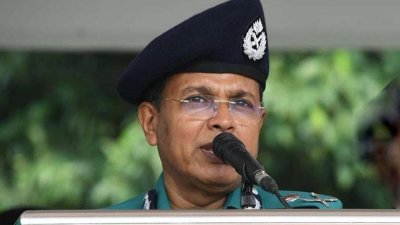 পুলিশ সদস্যদের উদ্দেশে বক্তব্য রাখছেন ডিএমপি কমিশনার হাবিবুর রহমান