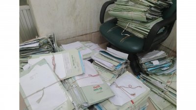 দুদক কার্যালয়ে পাঠানোর জন্য রাখা ফাইলের স্তূপ